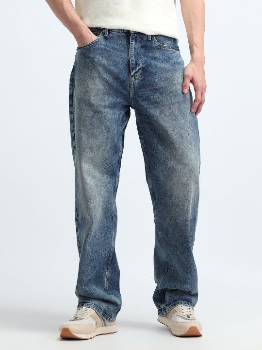Relaxed Fit Vintage Jeans - Light Blue Wash - Image 4